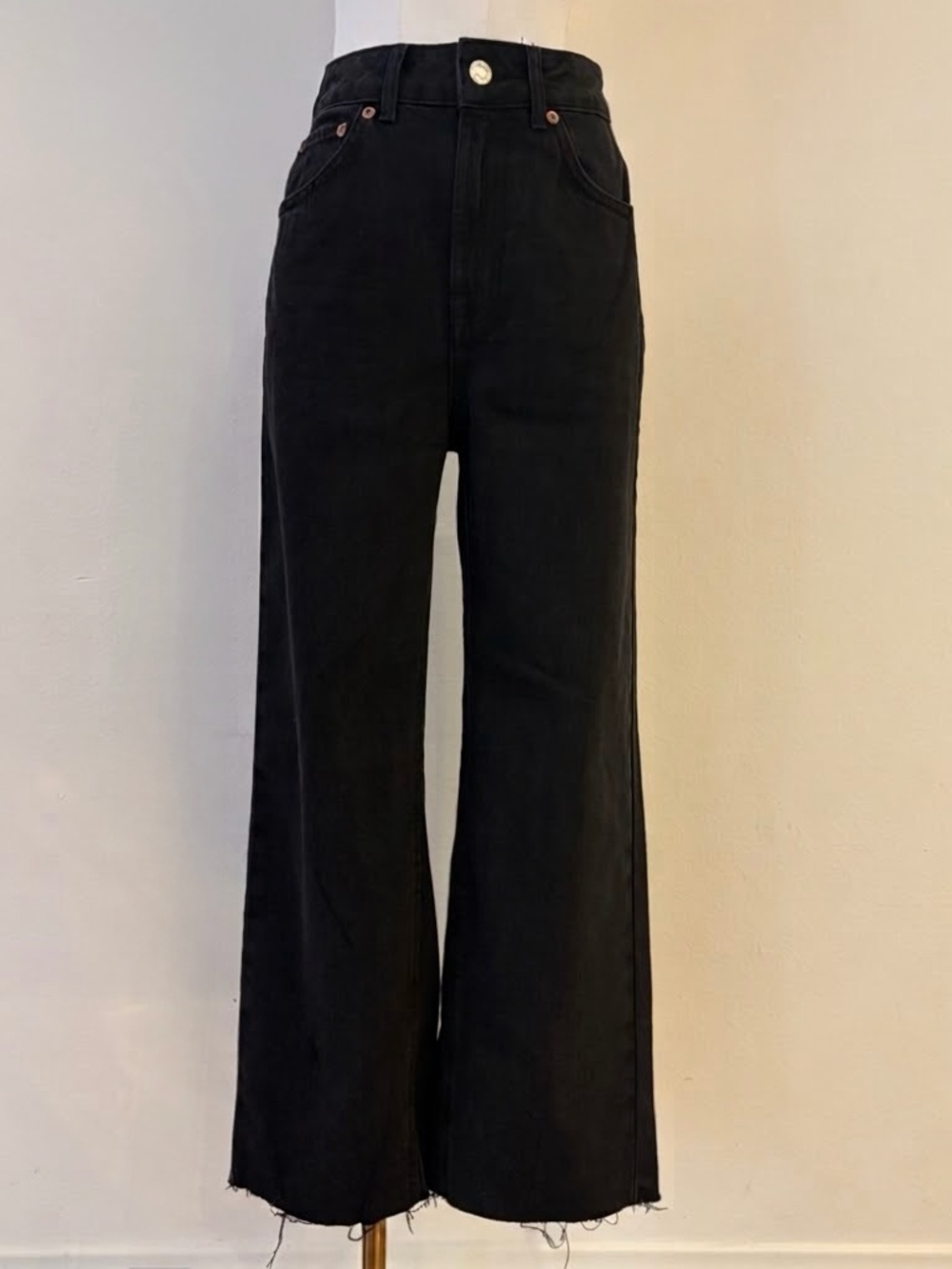 Topshop MOTO Washed Black High Rise Wide Leg Cropped Raw Hem Jeans W24